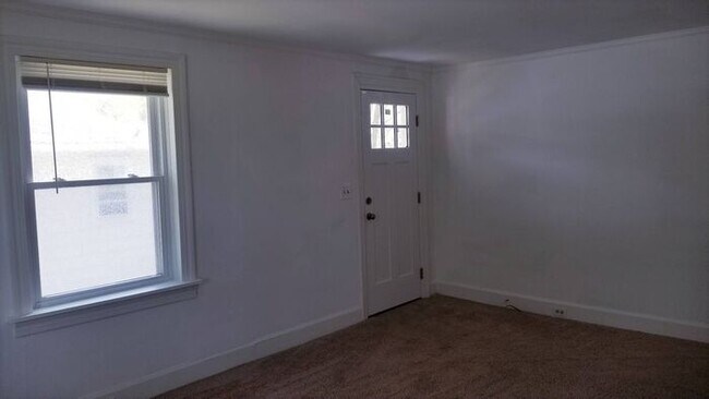 Building Photo - Spacious 1BR/1BA Garage Apartment Availabl...