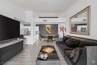 Building Photo - 950 Seven Hills Dr