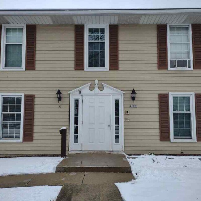 Foto del edificio - 2528 Camelot Blvd