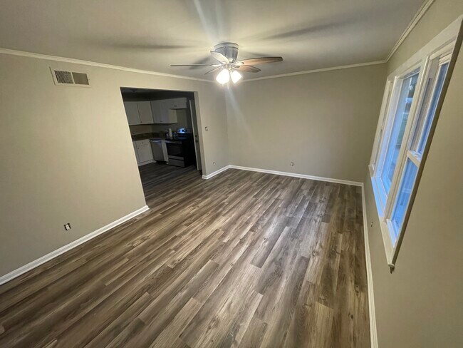 Sala de estar que se abre a la cocina - 938 Summer Dr