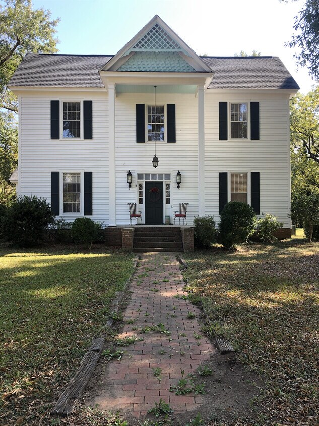 Primary Photo - 2821 Saluda St