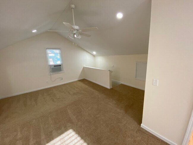 Building Photo - 3 bedroom house off of Bardstown Rd
