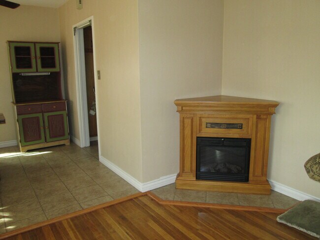 Building Photo - 3 Bedroom, 2 Bathroom House