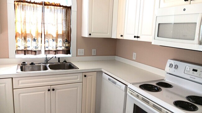 Foto del edificio - LOVELY 2 BEDROOM, 2 BATHROOM FURNISHED CON...