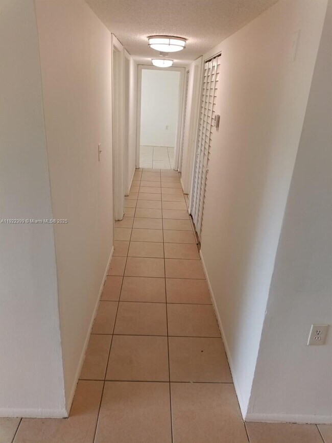 Foto del edificio - 1200 Lake Victoria Dr