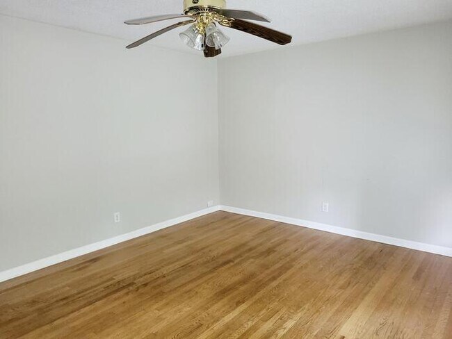 Building Photo - 106 Oakmont Ave