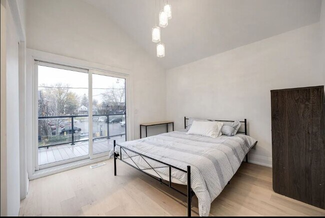 Building Photo - 17 Ferrier Av