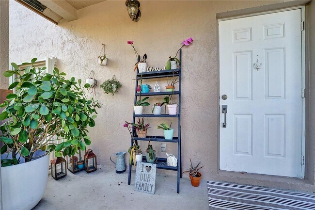Foto del edificio - 10120 NW 6th St