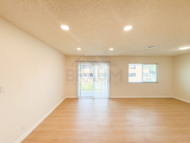 Building Photo - 14801 Delano St