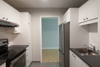 Building Photo - 1525 Av. Victoria