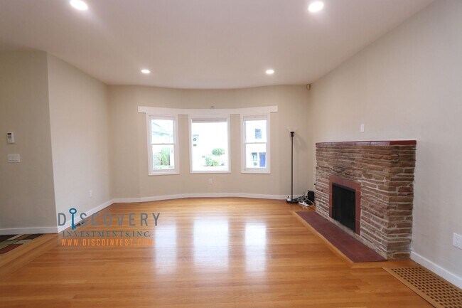 Building Photo - Lower Rockridge Bungalow with Enclosed Yard