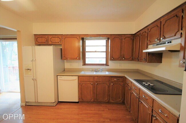 Foto del edificio - 4 br, 1.5 bath House - 5312 S. 106th St.