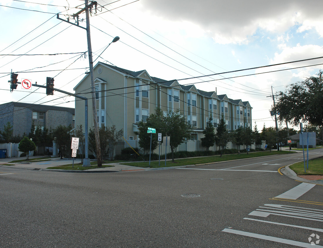 Building Photo - 200 W Esplanade Ave