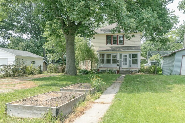 Foto del edificio - 2446 E Johnson St