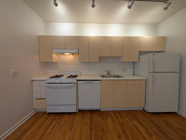 Building Photo - 912 W Dakin St