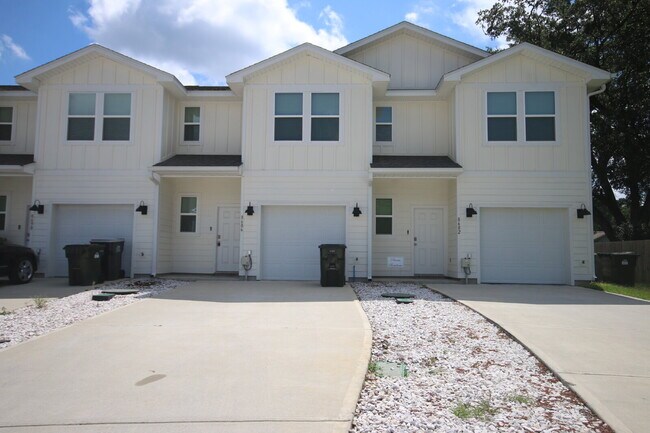 Foto del edificio - Pet-Friendly 3BR Townhome in Meadow Brook ...