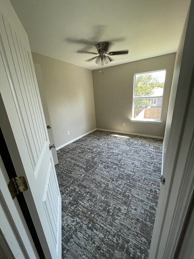 Foto del edificio - Room in Duplex on Arbor Ave