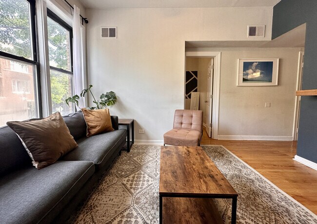 Foto del edificio - 906 N Damen Ave