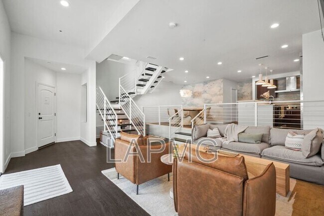 Building Photo - 9842 Portola Dr