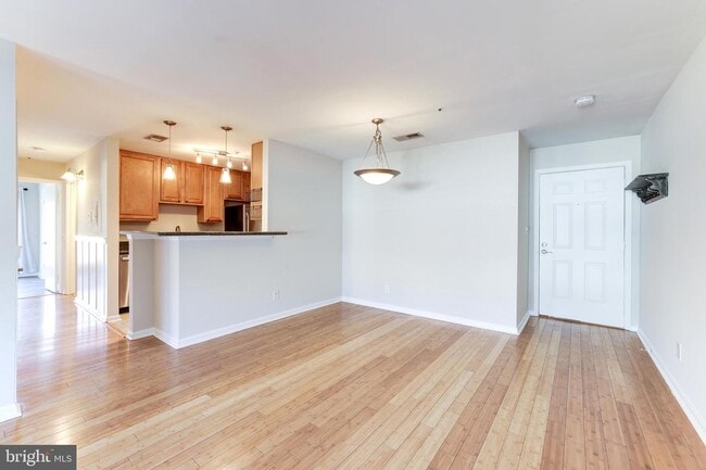 Building Photo - 3176 Summit Square Dr