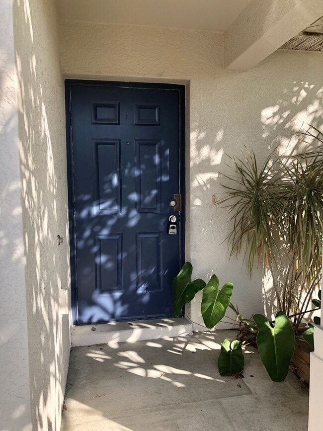 Building Photo - Experience this Large Cape Coral 3 bedroom 2 bath duplex with 1 car garage and screened in lanai.