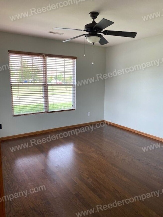 Foto del edificio - Single level open concept duplex features ...