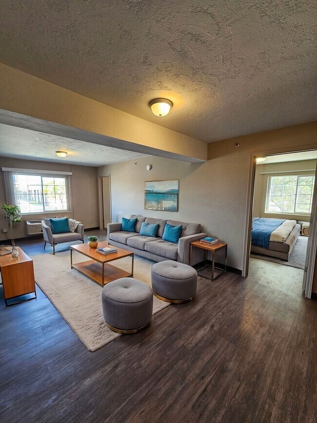 Building Photo - Completely Remodeled 2-bedroom Near Memori...