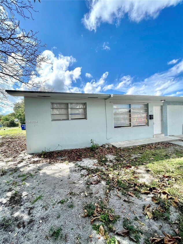 Primary Photo - 18 NW 170th St