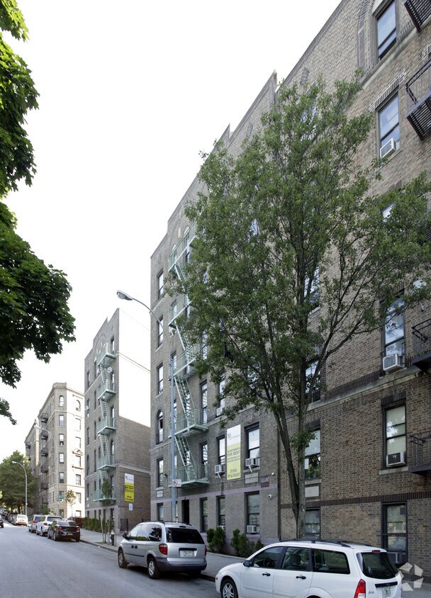 Building Photo - 323 E Mosholu Pky N