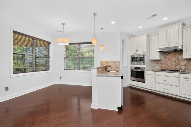 Building Photo - 549 Daventry Ct