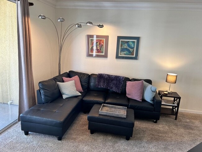 Building Photo - Bright & airy fully furnished condo at the...