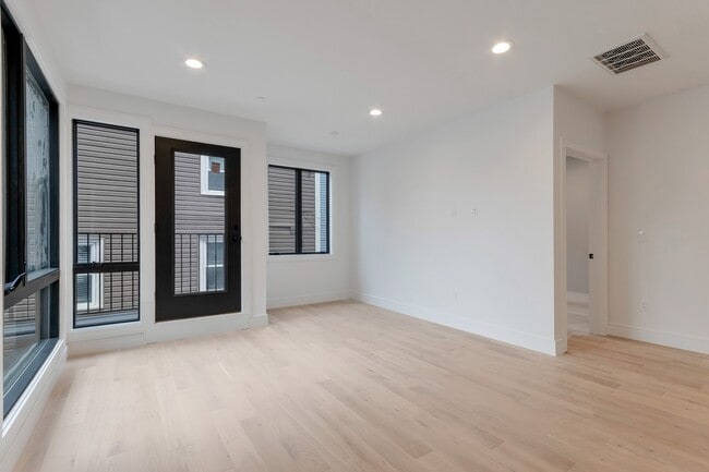 Building Photo - 148 W 9th St