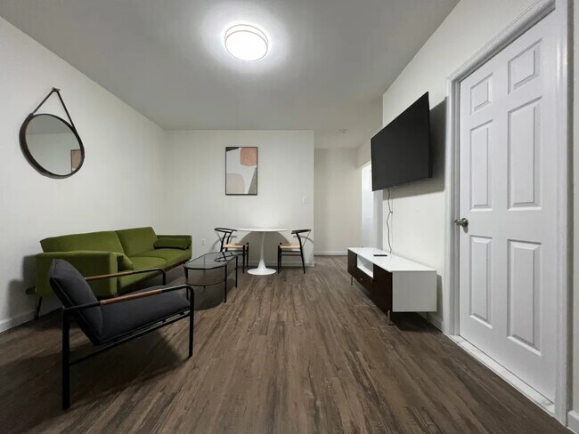 Foto del edificio - Furnished room/NOT APARTMENT