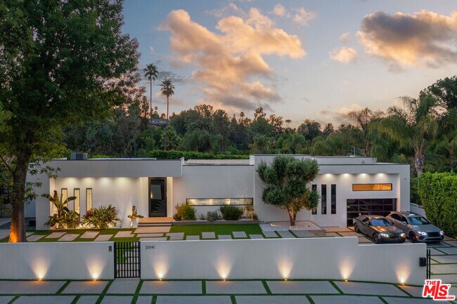 Building Photo - 20141 Wells Dr