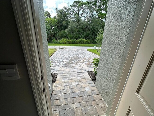 Building Photo - 826 Friendship Cir