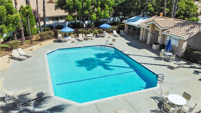 Building Photo - 556 La Costa Dr
