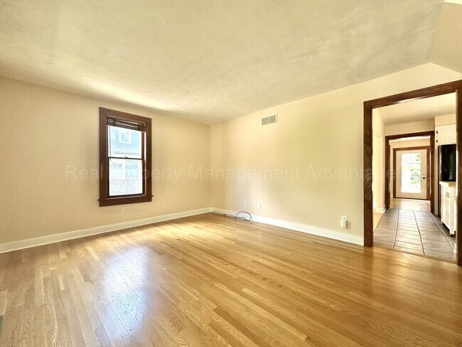 Building Photo - Craftsman Style, Modern Amenities Steps from Main St.