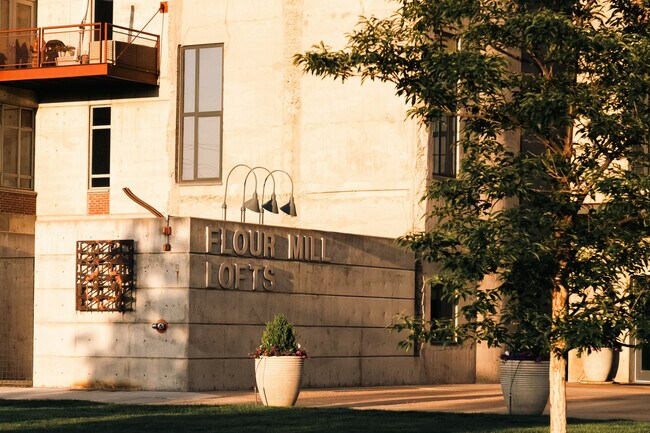 Building Photo - 2000 Little Raven St