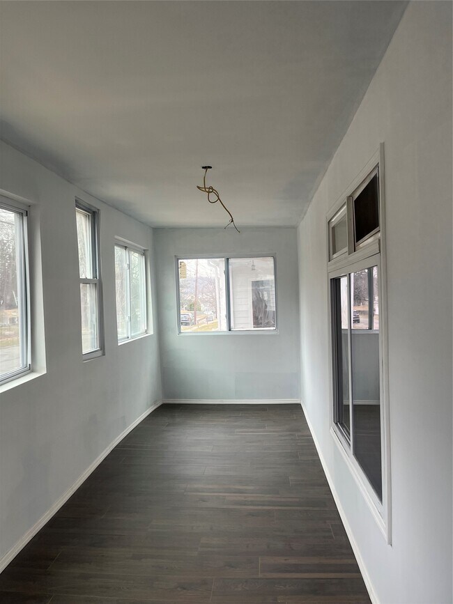 Foto del edificio - 127 Burbank Ave