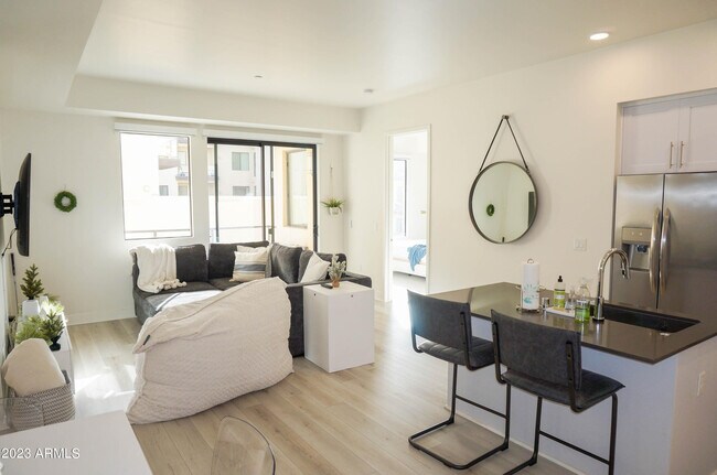 Foto del edificio - 7300 E Earll Dr