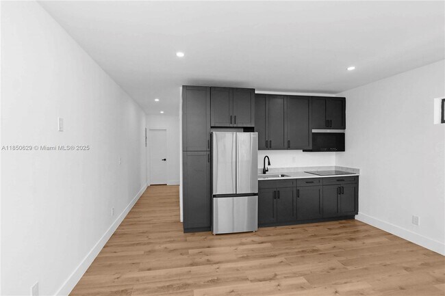 Foto del edificio - 7801 Byron Ave