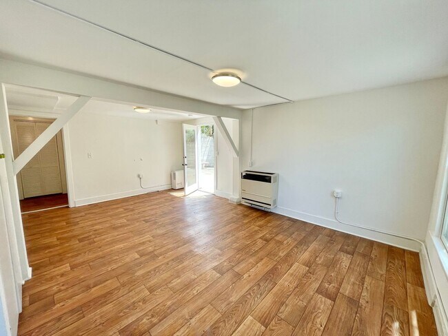 Building Photo - Bernal Hill Cottage Type Full Floor Flat in a 2 Unit Building - PROGRESSIVE