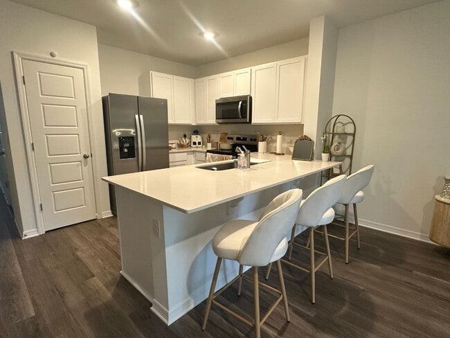 Building Photo - 2933 Canary Ave