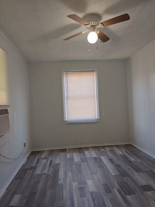 Foto del edificio - Charming 2-Bedroom Home with Spacious Yard