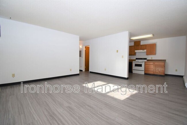 Building Photo - 811 W Villard St