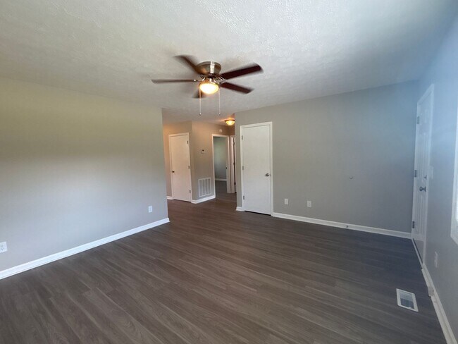 Building Photo - Freshly Renovated Duplex in Manchester!