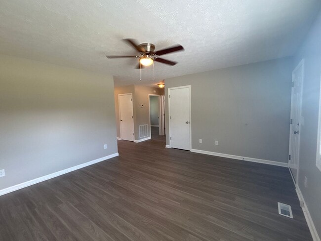 Building Photo - Spacious & Freshly Renovated Duplex in Man...