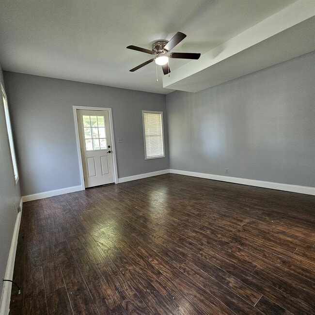 Building Photo - Duplex - 2 Bedroom, 2 Full Bathrooms and a...