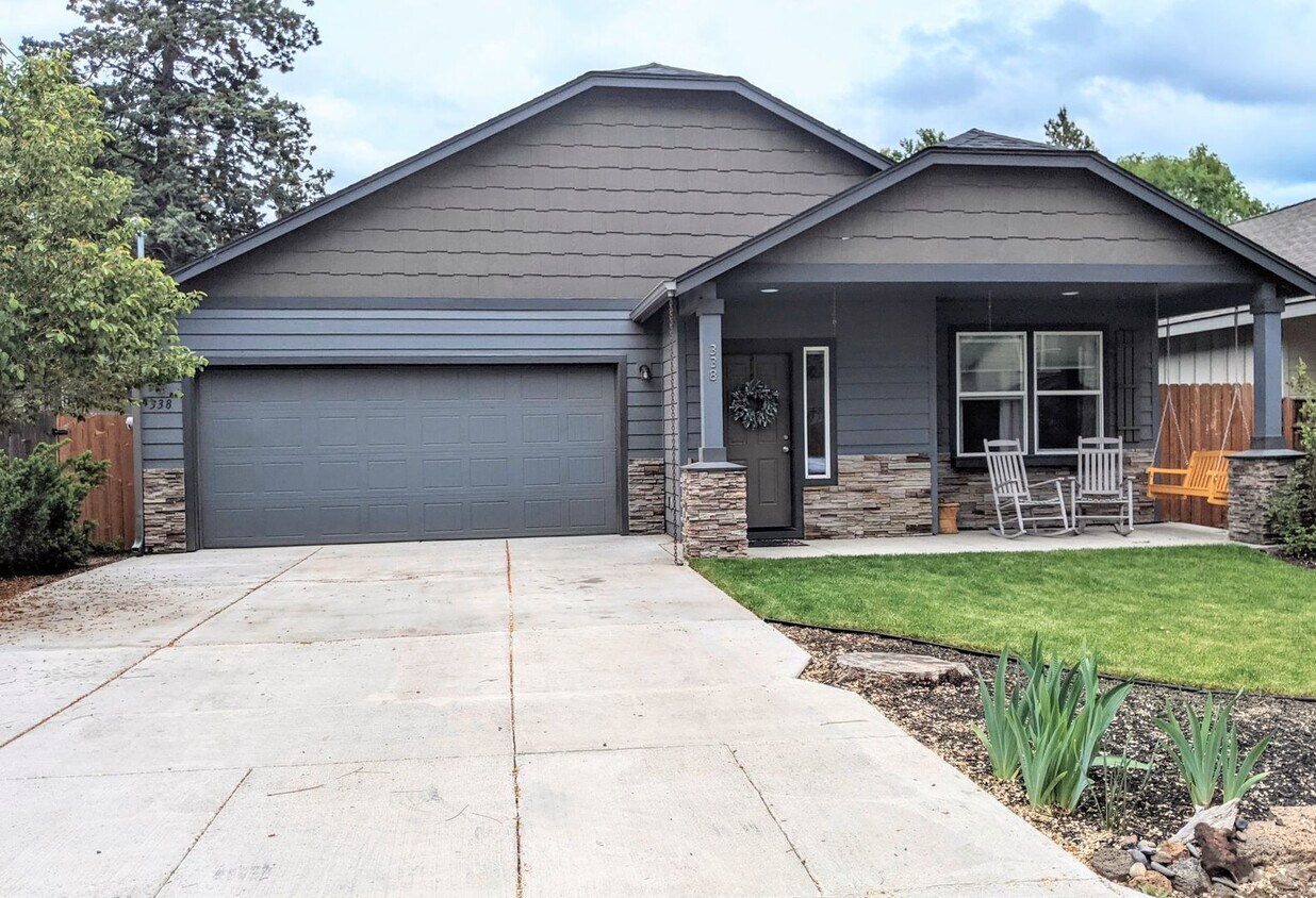 Foto principal - 3 Bed, 2 Bath Single Level Home in SE Bend...