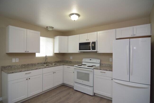 Foto del edificio - Recently Remodeled 2 Bedroom 1 Bath Fourplex! Great Central Location!